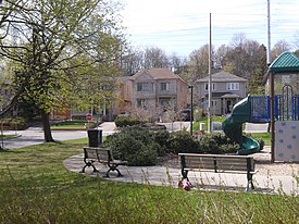 社区西段的尼士别公园（Nesbitt Park）及邻近房屋