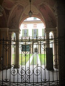 The first courtyard of the palace.