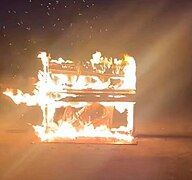 焚烧中的钢琴