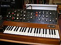 穆格音樂的早期Minimoog（英語：Minimoog）合成器，約1970年