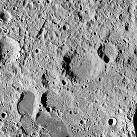 阿波罗15号拍摄的鲍迪许陨石坑(左下方)和别莱利曼陨石坑(中心附近)，鲍迪许陨石坑就位于孤独湖的上方(幽暗区)。