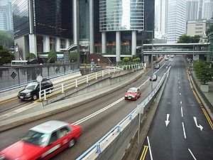 花园道行车路下斜往金钟方向