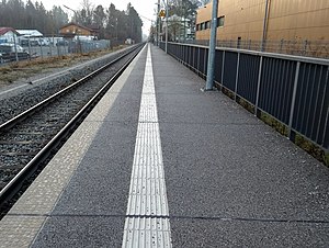 Side platform next to single railway track