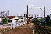 从站台望向碧南方向。站台右边可看见货物侧线遗址。（2004年）