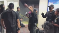 戴上防毒面罩和穿着与示威者相似的黑色衫的警员指令警员，有人被拘捕