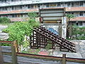 已拆卸的石硖尾邨第38座，在车用斜台下可见公共厕所及浴室的痕迹（2006年8月）