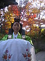 身穿传统韩式婚服的韩国新娘