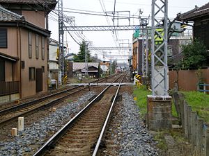 铁路道口后方为丰桥方向，在铁路道口前为岐阜方向站台遗址。在后方的站台是加纳站站台。