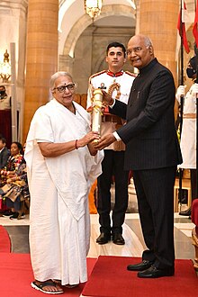 Woman receives award from president of India