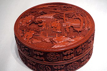 The treasure box of the picture of picking red and releasing crane in Qianlong period of the Qing dynasty