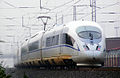 过去曾运行在津山铁路上的京津城际列车，使用CRH3C型电力动车组