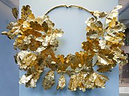 金橡树枝，这件土耳其的宝藏上还嵌着一只金蜜蜂和两只金蝉，制造于公元前350年-300年。