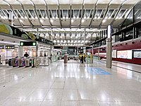 大厅连接东铁线站台的自动扶梯（2022年5月）