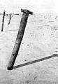 犹他海滩上的泰勒地雷。安装于木桩上是为了于高潮时由登陆艇来触发地雷。