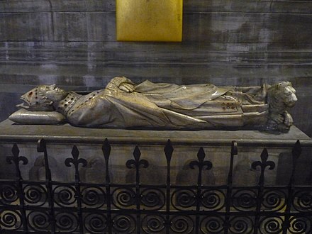 位于高坛后面的马蒂福特主教墓（卒于1304年）是圣母院唯一幸存的中世纪丧葬雕塑。