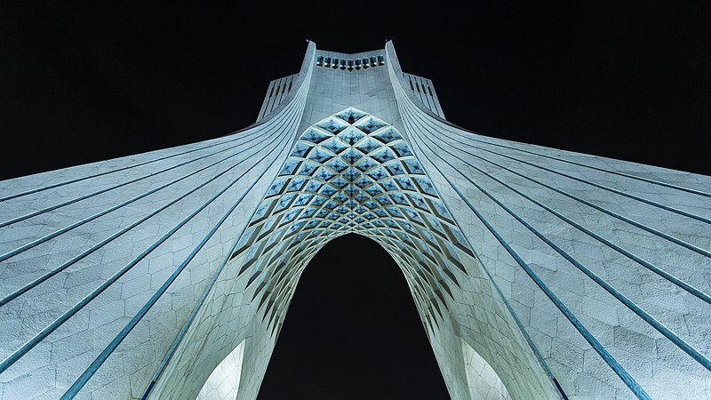 位于伊朗德黑兰的阿扎迪塔夜景。
