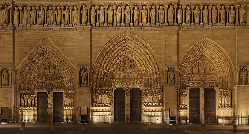 图为法国巴黎圣母院的立面，下有玛利亚门、末日审判门和圣亚纳门，上排则有28位圣经中出现的国王雕像。