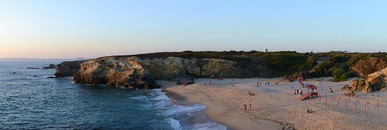 图为黄昏时分的格兰德海滩，该海滩位于葡萄牙的科武港。