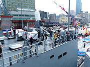 子仪军舰后部上甲板，参观者远望基隆港景，摄于并泊之康定级昆明军舰（PFG-1205）上甲板。