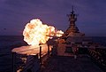 1990年4月10日，在夏威夷近海举行的环太平洋军事演习（RIMPAC）期间，密苏里号以16吋主炮进行侧舷齐射。