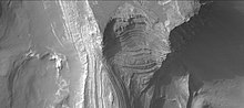 特比陨石坑北部显示出的众多岩层，火星勘测轨道飞行器背景相机拍摄。