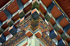 不丹建筑的斗拱装饰下方带有诺布巴甘