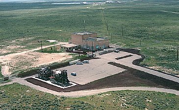 EBR-I鸟瞰图，反应堆心位于建筑物的中心；左下方的两个结构体是飞机核动力计划的反应堆。