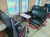 于2017年完成修复的头等车卡座椅，该组座椅的色泽较深，由人手制作