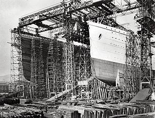 1910年，建造中的泰坦尼克号（左）与奥林匹克号（右）