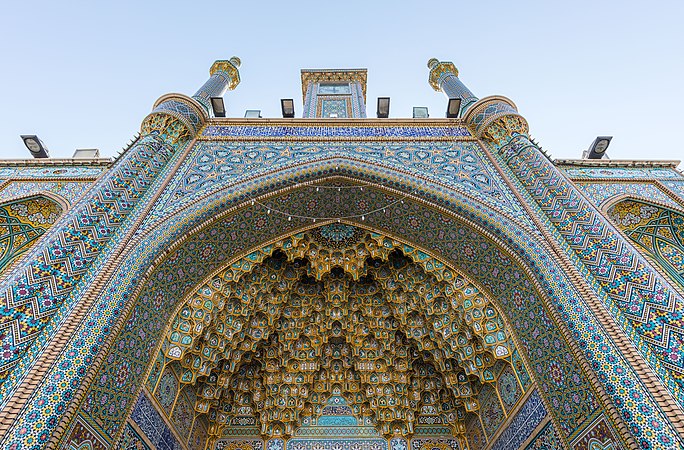 伊朗库姆法蒂玛圣陵正门伊万的仰视图。