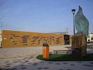 知床斜里站与站前的白尾海雕塑像