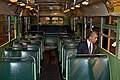 奥巴马坐在公车上