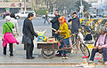 2014年在北京街头的女性小贩，身着穆斯林式女性服饰，佩戴头巾、长衣、长裙。