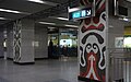 4号线车站方形立柱的两面用马赛克小砖块拼贴成抽象的京剧脸谱图案