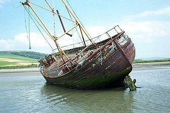Fishing boat that was wrecked in 1994 and removed in 2007 when it became dangerous after a winter storm. The crew mistook low-lying ground for a channel to the north of the island and foundered[4]