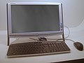一体化个人电脑是一种把机箱（包括内部的微处理器、主板、硬盘等组件）、喇叭、摄像头及显示器等集成为一体的台式电脑。