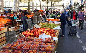 卡尔卡松市场上的水果和蔬菜