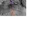 HiWish 计划中由 HiRISE 拍摄的影像，是塞壬高地中一个撞击坑内的沟渠。