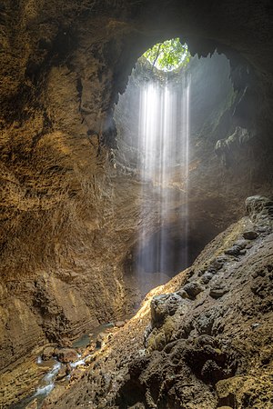 中岜朗天坑，位于印度尼西亚日惹的一个坑洞。