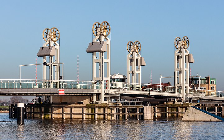 艾瑟尔河上的一座吊桥。