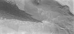 显示在极地断崖和顶部正下方的阿瓦洛斯沙丘群黑色沙丘的边缘。