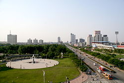 新乡市人民公园东门广场及和平大道街景