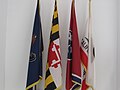 陳列於紀念館的美國各州旗幟，從左至右依次為：賓夕法尼亞州、馬里蘭州、田納西州與加利福尼亞州（以這四州命名的四艘戰列艦在珍珠港事件中也都遭遇襲擊）