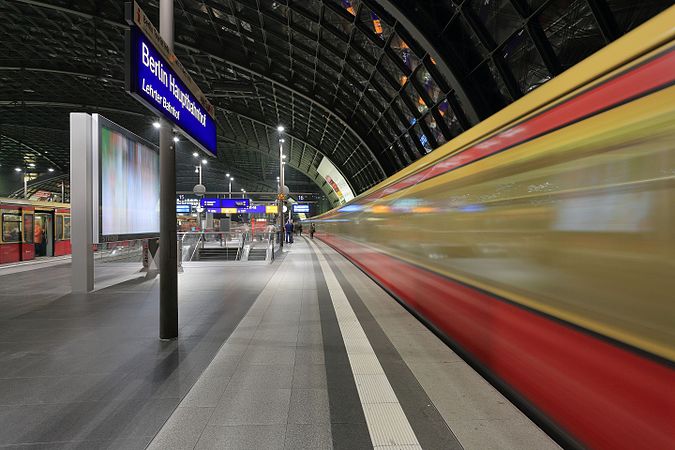 图为柏林火车总站的大堂和正在进站的柏林城市快铁列车。