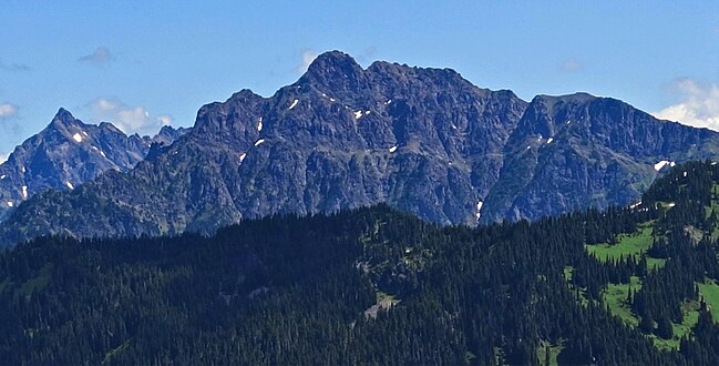The rugged west face of Tomyhoi Peak