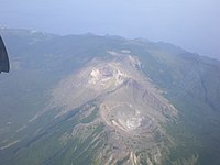 2008年拍攝的古岳火山口（下方）及新岳火山口（上方）