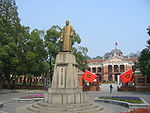 孙中山立像，位于武汉纪念武昌起义的“首义广场”。背后是武昌起义次日建立的中华民国军政府鄂军都督府旧址。该建筑原为湖北咨议局，建于1900年，现为辛亥革命博物馆。照片中的旗帜为十八星旗，代表十八个行省。