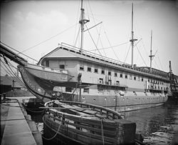 1905年，宪法号即将改装为博物馆舰。这时宪法号的甲板被军营建筑物完全覆盖。