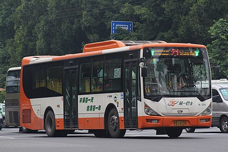 广州21路的广汽巴士，车头LED电牌两端的绿色木棉花图案是广州一汽巴士的标志