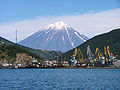 由阿瓦恰湾遠眺彼得罗巴甫洛夫斯克及科里亞克火山.